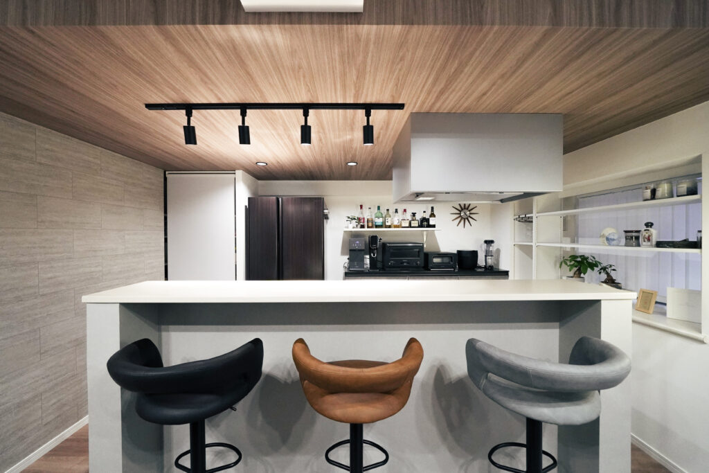 キッチンを中心としたスタイリッシュな木造リフォーム住宅|WoodWiz シノハラグループ
